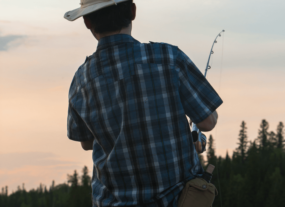 Ein Angler, der einen Spinnerbait animiert