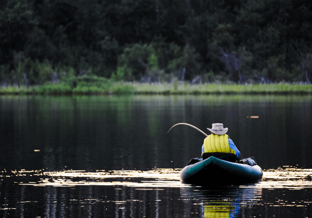 une épuisette installé sur un float tube